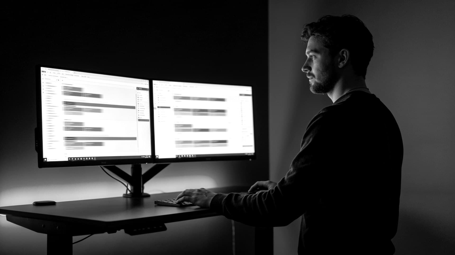 Developer van Atlantis werkt geconcentreerd aan een webapplicatie