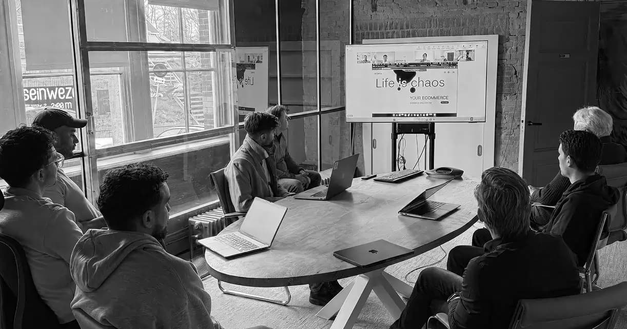 Teamoverleg bij Atlantis: het team bespreekt een lopend project in het kantoor in Haarlem